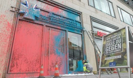 »Showroom« der Bundeswehr in der Friedrichstraße in Berlin-Mitte... »Showroom« der Bundeswehr in der Friedrichstraße in Berlin-Mitte...