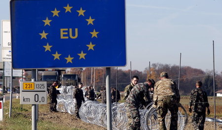 Europäische Werte: Slowenische Soldaten errichten am Mittwoch be... Europäische Werte: Slowenische Soldaten errichten am Mittwoch be...