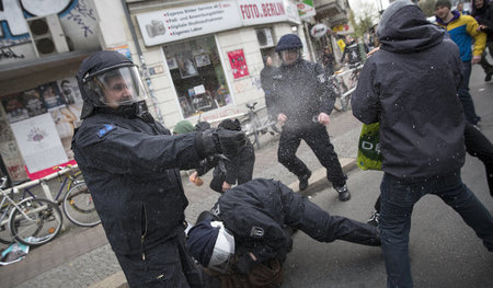 Demonstranten «wegsprayen«: Polizeieinsatz am 4. April in Berlin Demonstranten «wegsprayen«: Polizeieinsatz am 4. April in Berlin
