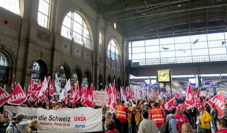 Streikpause im Zürcher Hauptbahnhof (10.11.2015) Streikpause im Zürcher Hauptbahnhof (10.11.2015)