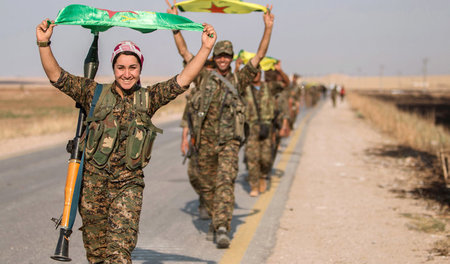 Kämpferinnen und Kämpfer der kurdischen Volksverteidigungseinhei...
