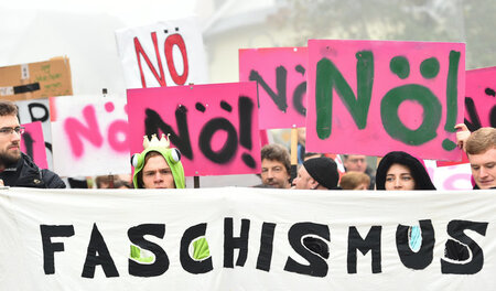 Protest im November 2014 in Weinheim gegen den Bundesparteitag d...