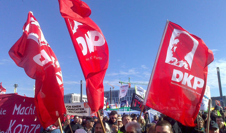 Immer in Bewegung: DKP-Mitglieder bei der »Stop TTIP«-Demonstrat...