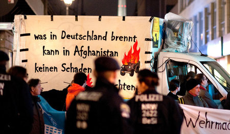 Stein des Anstoßes: Ein Transparent wurde während des antimilita...
