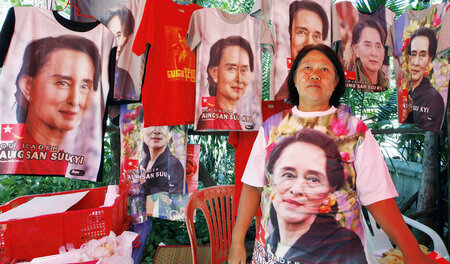 Eine Anhängerin der NLD verkauft in der Stadt Mandalay T-Shirts ... Eine Anhängerin der NLD verkauft in der Stadt Mandalay T-Shirts ...