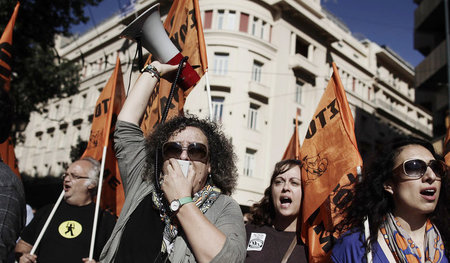 Demonstrantinnen am Donnerstag in Athen: Aufstand gegen »Troika«... Demonstrantinnen am Donnerstag in Athen: Aufstand gegen »Troika«...