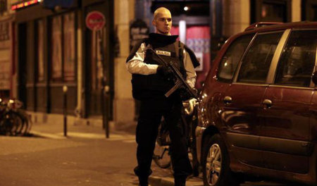 Nach dem Schock: Starke Polizeipräsenz auf den Straßen der franz...