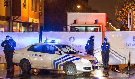 Abgeriegeltes Viertel: Polizisten durchsuchen am Samstag abend d...