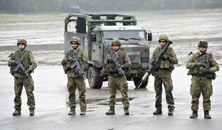 Pausenlos in Sorge um die innere Sicherheit: Die Bundeswehr. Hie...