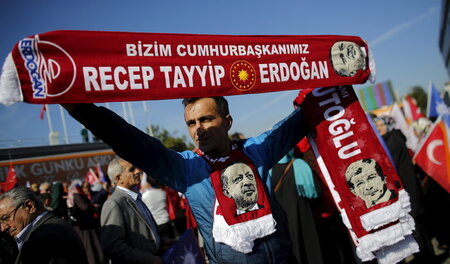 In Schale geworfen: Ein Anhänger der AKP-Politiker Erdogan und D...