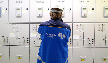 Die Stromnetz Hamburg GmbH verschickt blaue Briefe, mit denen Ve...