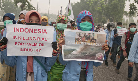 In Indonesien wächst der Frust: Studentinnen protestieren am 23....