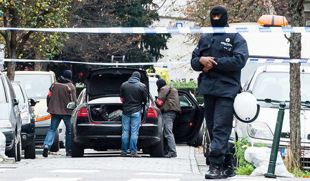 Belgische Polizisten am Montag vor Beginn der Razzia in Molenbee...