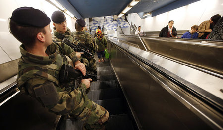 Atmosphäre des Misstrauens: Soldaten patrouillieren am Sonntag i...