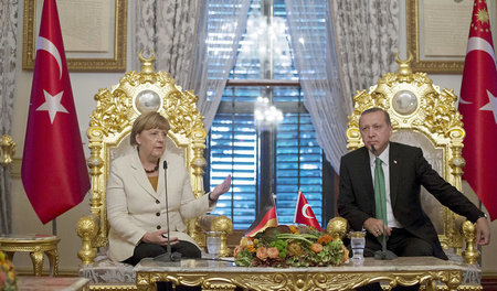 Unterstützung für Erdogans Regime: Kanzlerin Angela Merkel besuc...
