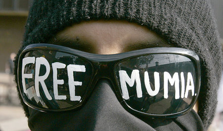 »Freiheit für Mumia« bleibt die Kernforderung, hier zu lesen auf...