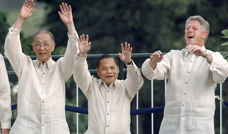 Große Welle im philippinischen Gewand »Barong Tagalog«: US-Präsi...