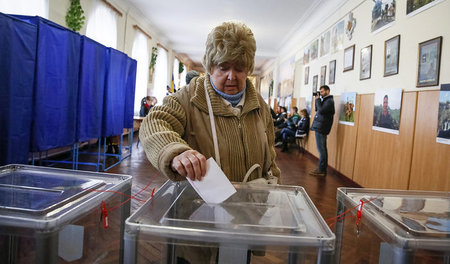 Bei den Bürgermeisterwahlen in der Ukraine am vergangenen Sonnta...