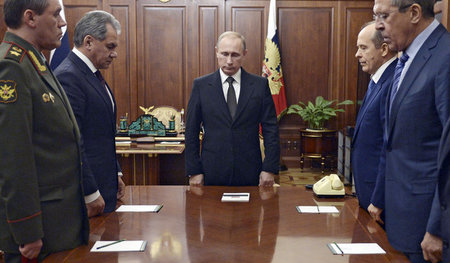 Schweigeminute im Kreml: Russlands Präsident Wladimir Putin (Mit...