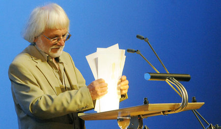 Der Laudator am 31. Oktober am Katheder in Darmstadt: Otto Köhle...