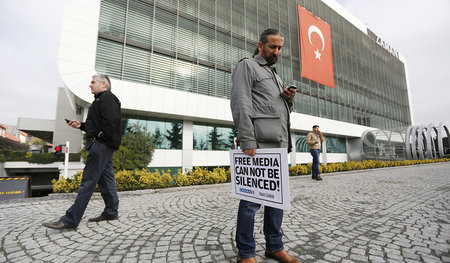Journalist der Zaman Media Group am 14. Dezember 2014 nach einer...