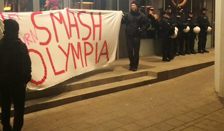 Olympia angreifen: Protestaktion vor dem Haus des Sports in Hamb...