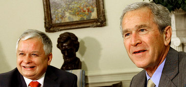 Raketenfreunde unter sich:  Lech Kaczynski bei Bush