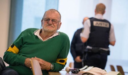 Dietrich Wagner, der bei dem Einsatz durch den Strahl eines Wass...