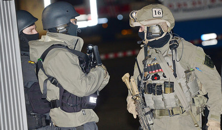 Sollen der Bevölkerung Sicherheit vermitteln: Polizisten mit Stu...