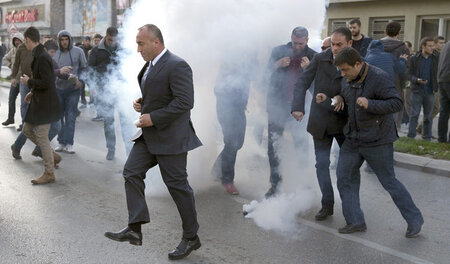 Im Rauch: Der ehemalige kosovarische Ministerpräsident und AAK-P... Im Rauch: Der ehemalige kosovarische Ministerpräsident und AAK-P...