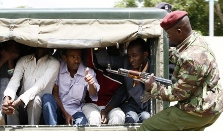 Ein kenianischer Soldat bewacht in Nairobi somalische Migranten Ein kenianischer Soldat bewacht in Nairobi somalische Migranten
