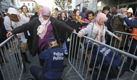 Polizeikontrollen am Mittwoch im Brüsseler Stadtteil Molenbeek Polizeikontrollen am Mittwoch im Brüsseler Stadtteil Molenbeek