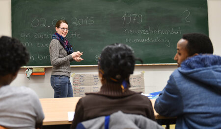 Bisher wird der Deutschunterricht für Flüchtlinge oft von Freiwi... Bisher wird der Deutschunterricht für Flüchtlinge oft von Freiwi...