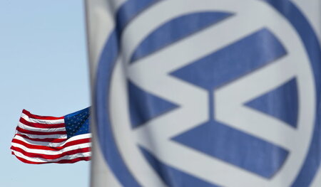 Firmelogo vor US-Flagge: Nach dem Betrug sind die Vereinigten St... Firmelogo vor US-Flagge: Nach dem Betrug sind die Vereinigten St...