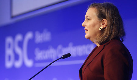 »Gemeinsam gegen das Böse«: Victoria Nuland, im State Department... »Gemeinsam gegen das Böse«: Victoria Nuland, im State Department...