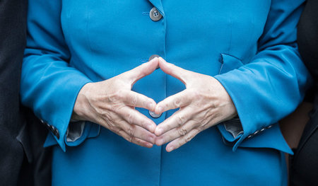 Charaktermaske mit typischer Handhaltung: die »Merkel-Raute«. Ka... Charaktermaske mit typischer Handhaltung: die »Merkel-Raute«. Ka...
