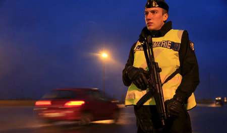 Wachposten bezogen: Ein französischer Gendarm an der Autobahn 2 ...