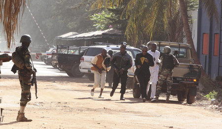 Menschen fliehen aus dem umkämpften Radisson Blu Hotel in Bamako