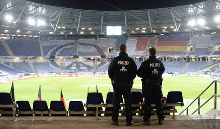 »Hinweise auf eine Gefährdung«: Die geräumte HDI-Arena in Hannov... »Hinweise auf eine Gefährdung«: Die geräumte HDI-Arena in Hannov...