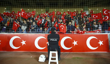 Türkische Fans am Dienstag vor dem Spiel gegen Griechenland in I...