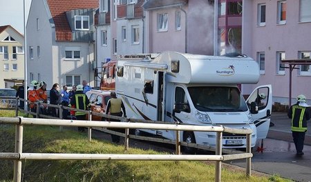 Feuerwehrleute am 4. November 2011 vor dem qualmenden Wohmobil i...