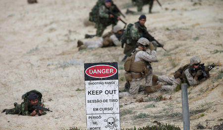 NATO verpflichtet: Der US-Botschafter in Lissabon feuert nur rhe... NATO verpflichtet: Der US-Botschafter in Lissabon feuert nur rhe...