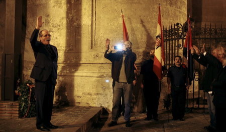 Faschisten zeigen vor der Kathedrale von Malaga den faschistisch...
