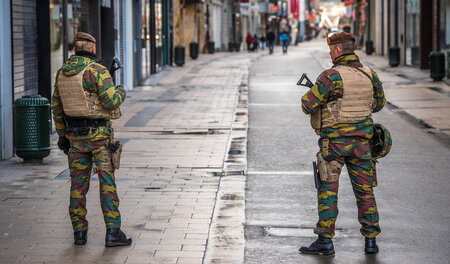 Belgische Soldaten patrouillieren auf der nahezu menschenleeren ... Belgische Soldaten patrouillieren auf der nahezu menschenleeren ...