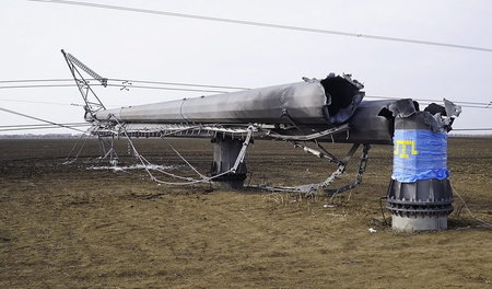 Fahne der Krimtataren an einem gesprengten Strommast auf der ukr... Fahne der Krimtataren an einem gesprengten Strommast auf der ukr...