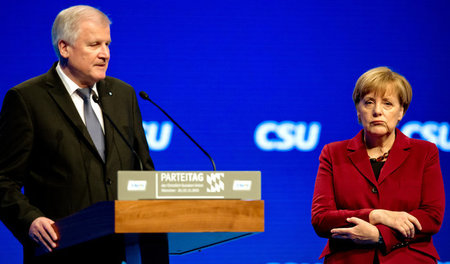 CSU-Parteichef Seehofer watschte Kanzlerin Merkel für ihre Haltu... CSU-Parteichef Seehofer watschte Kanzlerin Merkel für ihre Haltu...