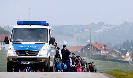 Abkehr von der »Obergrenze«: Flüchtlinge, die die deutsch-österr...