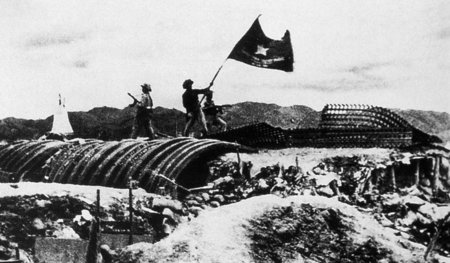 Sieg über die Kolonialmacht Frankreich: Soldaten der Viet Minh a...