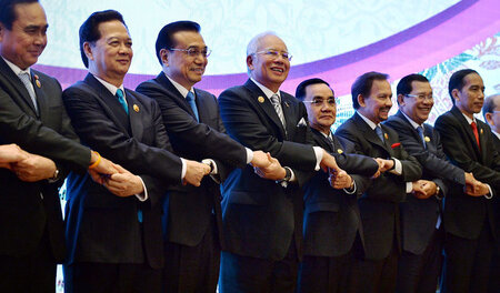 Malaysias Premier Najib Razak (4. v. l.) mit Leitern der Gipfel-...