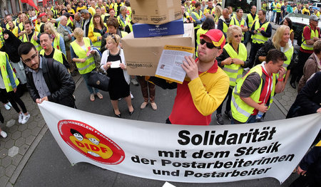 Die Beschäftigten der Post legten im Sommer oft die Arbeit niede...